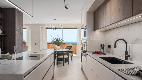 Elegant 4-Bedroom Apartment with Panoramic Sea Views in Les Belvederes, Nueva Andalucía