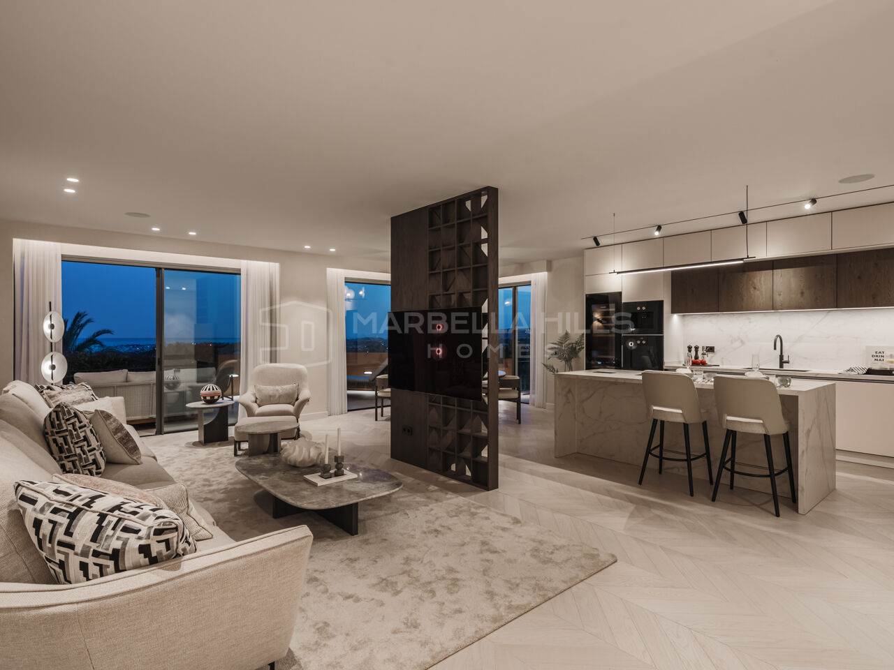 Elegante Apartamento de 4 Dormitorios con Vistas Panorámicas al Mar en Les Belvederes, Nueva Andalucía