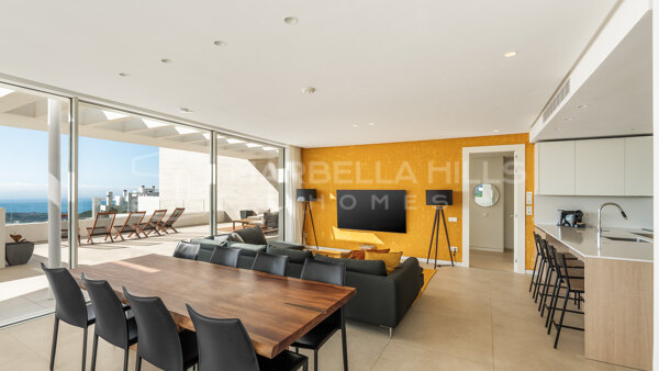 Ático moderno con solárium y vistas panorámicas al mar en venta en Palo Alto, Ojén – estilo de vida de lujo junto a Marbella