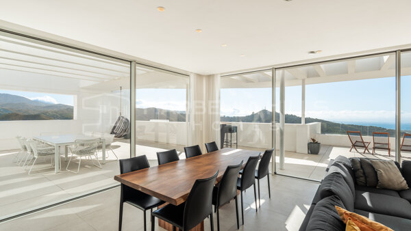 Ático moderno con solárium y vistas panorámicas al mar en venta en Palo Alto, Ojén – estilo de vida de lujo junto a Marbella