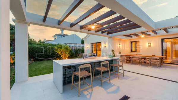 Villa Mediterránea Contemporánea con Vistas Panorámicas en Nueva Andalucía