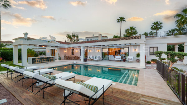 Villa Mediterránea Contemporánea con Vistas Panorámicas en Nueva Andalucía