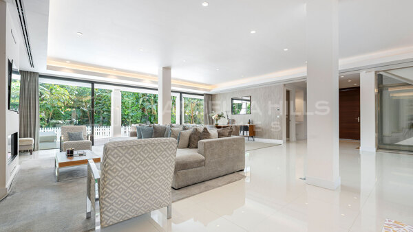 Elegante villa contemporánea con piscina privada en La Quinta, Benahavís