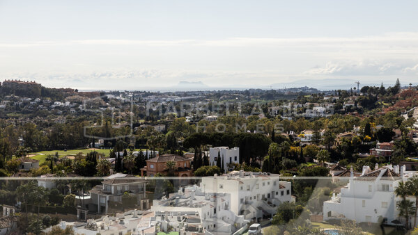 Luxuswohnung zum Verkauf in der prestigeträchtigen Anlage Nine Lions, Nueva Andalucía – atemberaubende Meerblicke und exklusive Annehmlichkeiten