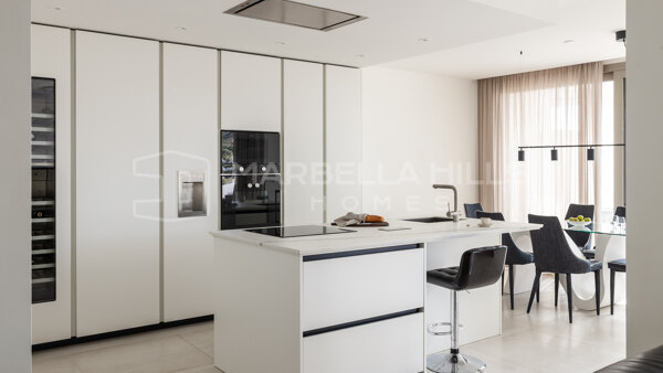 Luxuswohnung zum Verkauf in der prestigeträchtigen Anlage Nine Lions, Nueva Andalucía – atemberaubende Meerblicke und exklusive Annehmlichkeiten
