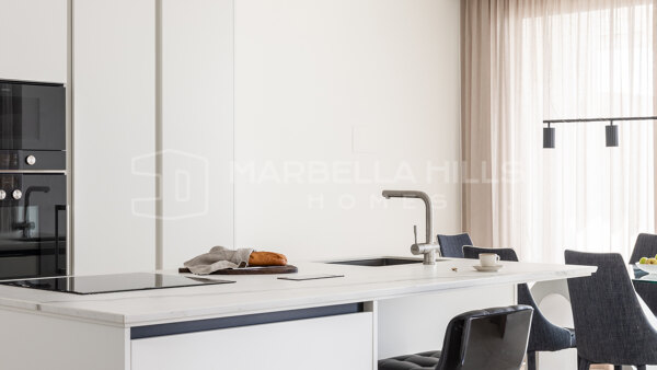 Luxuswohnung zum Verkauf in der prestigeträchtigen Anlage Nine Lions, Nueva Andalucía – atemberaubende Meerblicke und exklusive Annehmlichkeiten