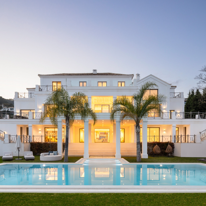 Exclusiva villa andaluza de lujo en venta en Marbella | Vistas al mar, spa, cine y parcela de 5.000 m²