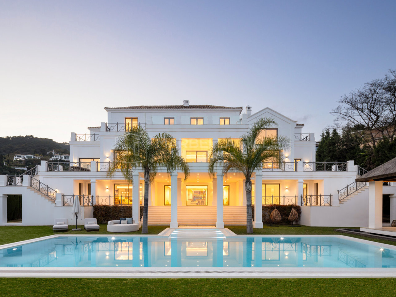 Luxuriöse Villa im andalusischen Stil zum Verkauf in Marbella | Meerblick, Spa, Kino und 5.000 m² Grundstück