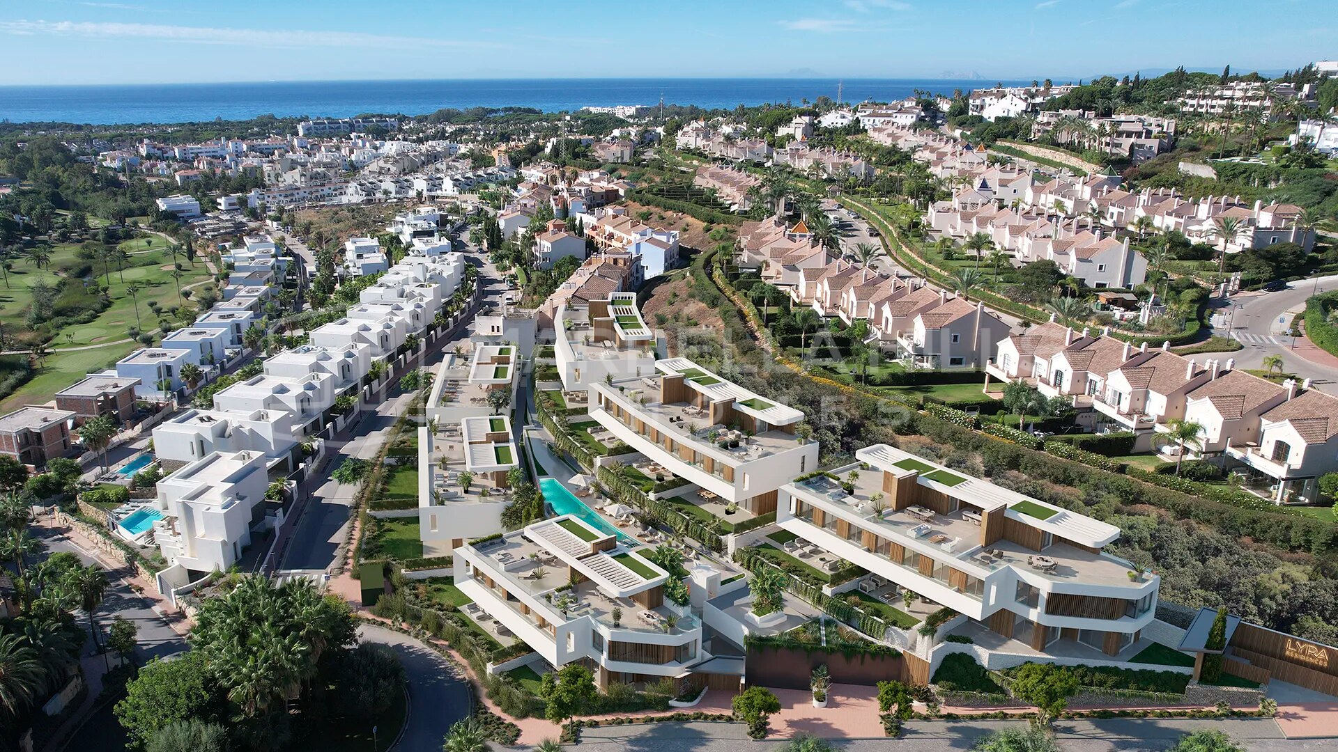Viviendas boutique en un entorno de golf - Casa adosada de obra nueva de 4 dormitorios en venta en El Campanario, Estepona