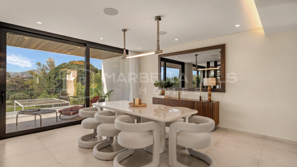 Frontline Golf Villa for Sale in Los Naranjos Golf, Nueva Andalucía