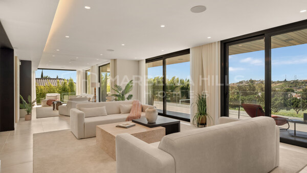 Frontline Golf Villa for Sale in Los Naranjos Golf, Nueva Andalucía