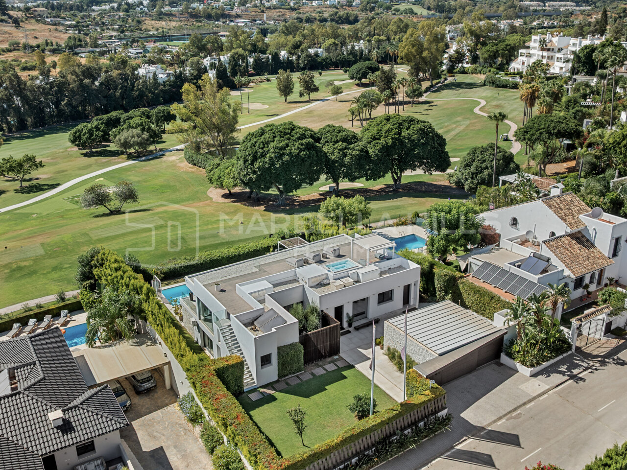 Moderne Villa in erster Golflinie am Los Naranjos Golf in Nueva Andalucía