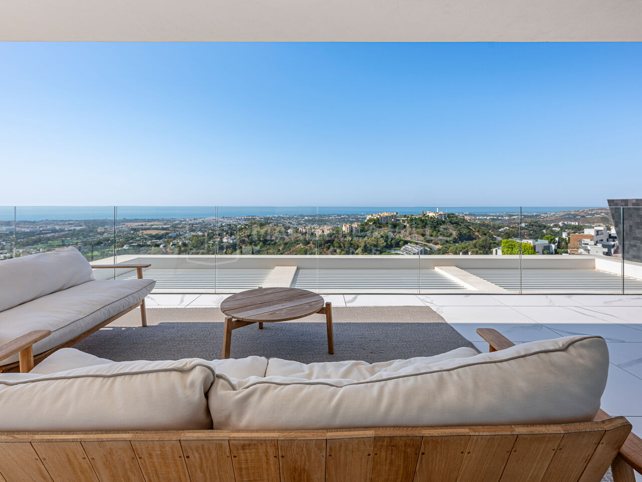 Apartamento de lujo en esquina con vistas panorámicas al mar y al golf en Benahavís
