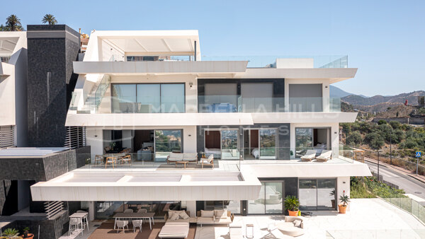 Luxury Corner Apartment with Panoramic Sea and Golf Views in Benahavís