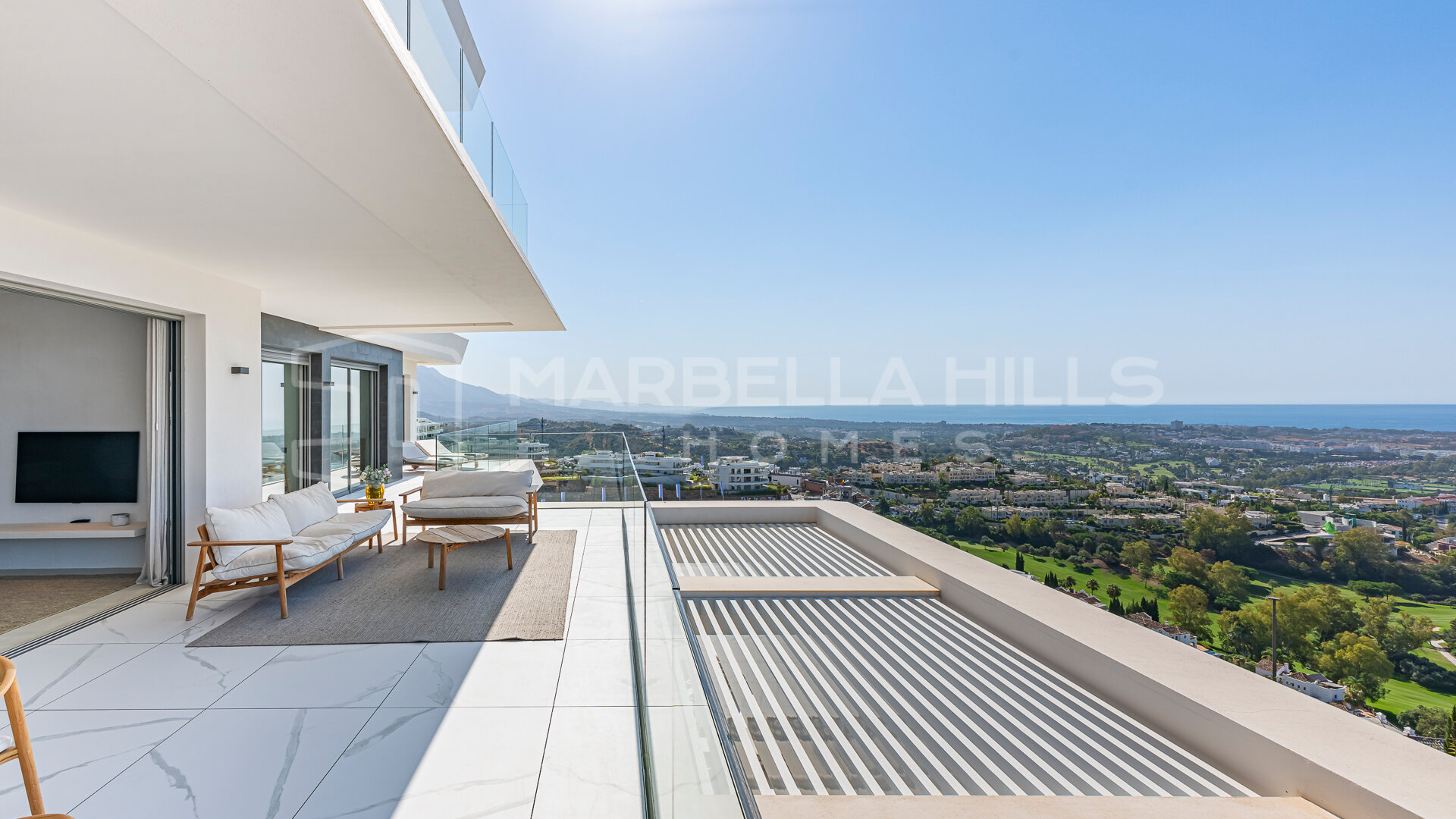 Luxury Corner Apartment with Panoramic Sea and Golf Views in Benahavís