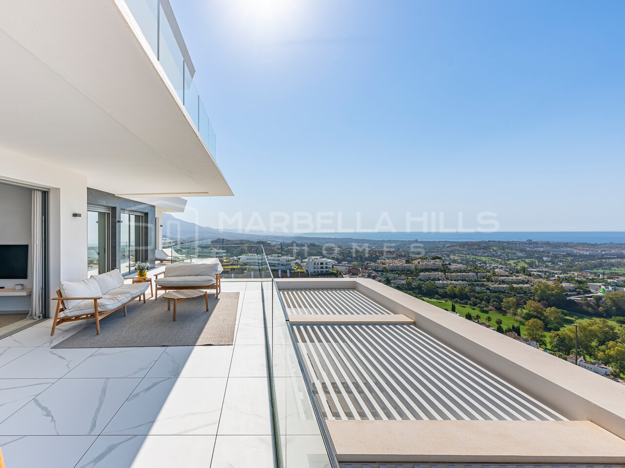 Luxury Corner Apartment with Panoramic Sea and Golf Views in Benahavís