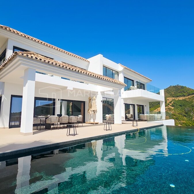 Renovierte Villa zum Verkauf in Monte Mayor, Benahavís mit Panoramablick auf das Meer