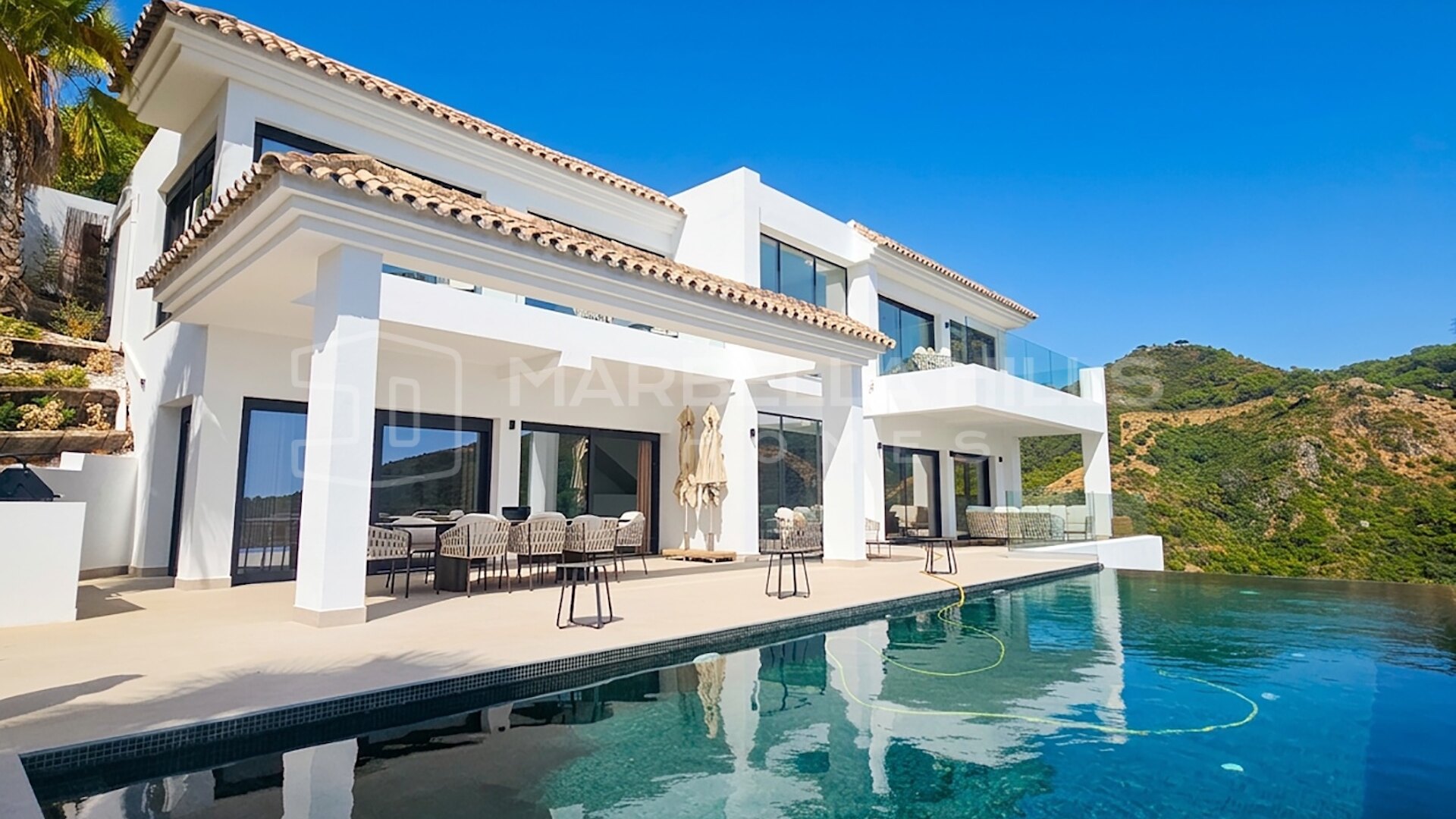 Renovierte Villa zum Verkauf in Monte Mayor, Benahavís mit Panoramablick auf das Meer