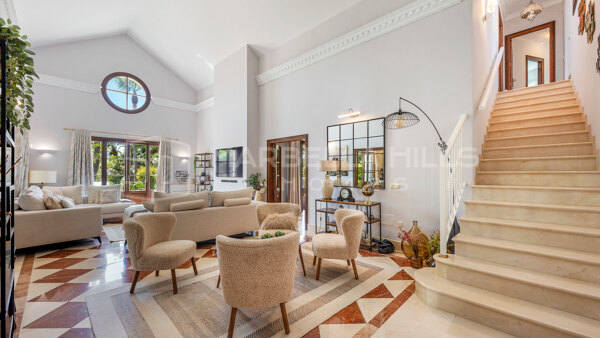 Villa andaluza reformada en venta en La Resina Golf, Estepona