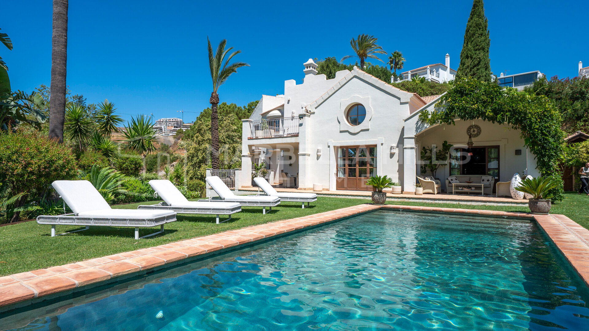 Villa andaluza reformada en venta en La Resina Golf, Estepona