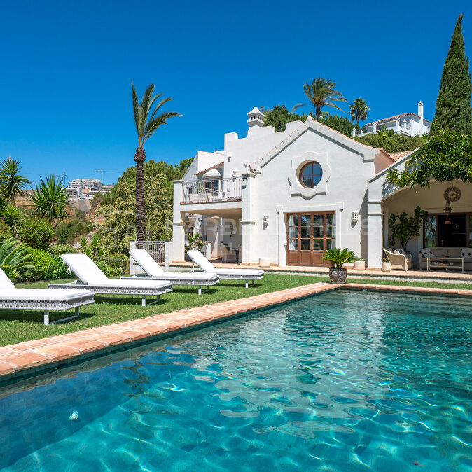 Renovierte andalusische Villa zum Verkauf in La Resina Golf, Estepona