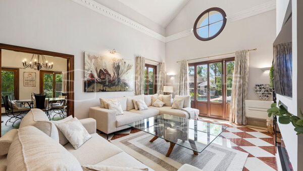 Villa andaluza reformada en venta en La Resina Golf, Estepona