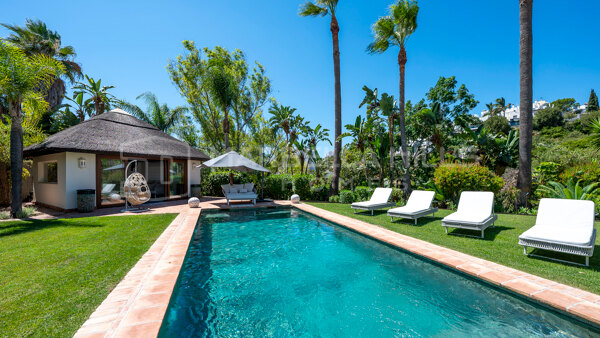 Villa andaluza reformada en venta en La Resina Golf, Estepona