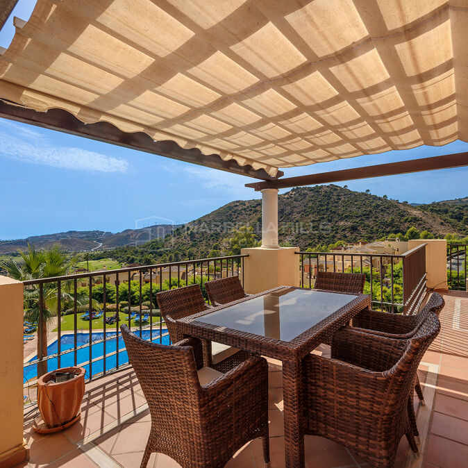 Penthouse d’angle à vendre à Los Arqueros Golf, Benahavís avec vues à 360°