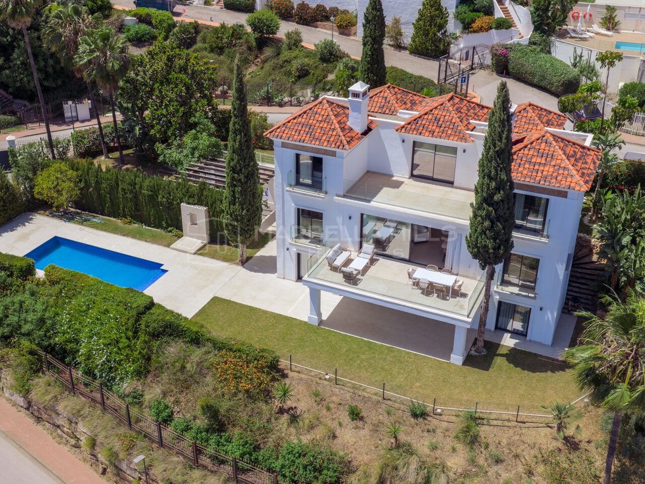 Moderne andalusische Villa zum Verkauf in Benahavís mit Panoramablick auf das Meer