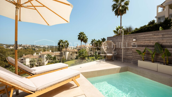 Renovierte Wohnung zum Verkauf in Les Belvederes, Nueva Andalucía mit privatem Pool
