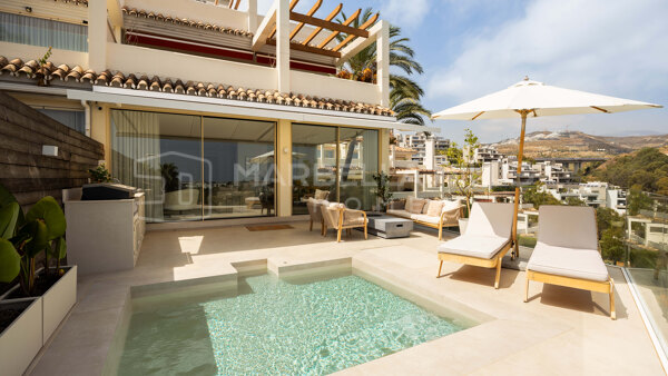 Renovierte Wohnung zum Verkauf in Les Belvederes, Nueva Andalucía mit privatem Pool