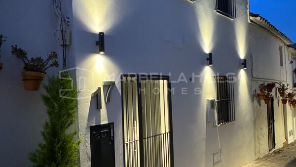 Maison de ville rénovée à vendre dans la vieille ville d’Estepona avec toit-terrasse
