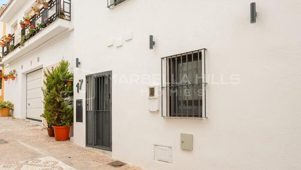Maison de ville rénovée à vendre dans la vieille ville d’Estepona avec toit-terrasse