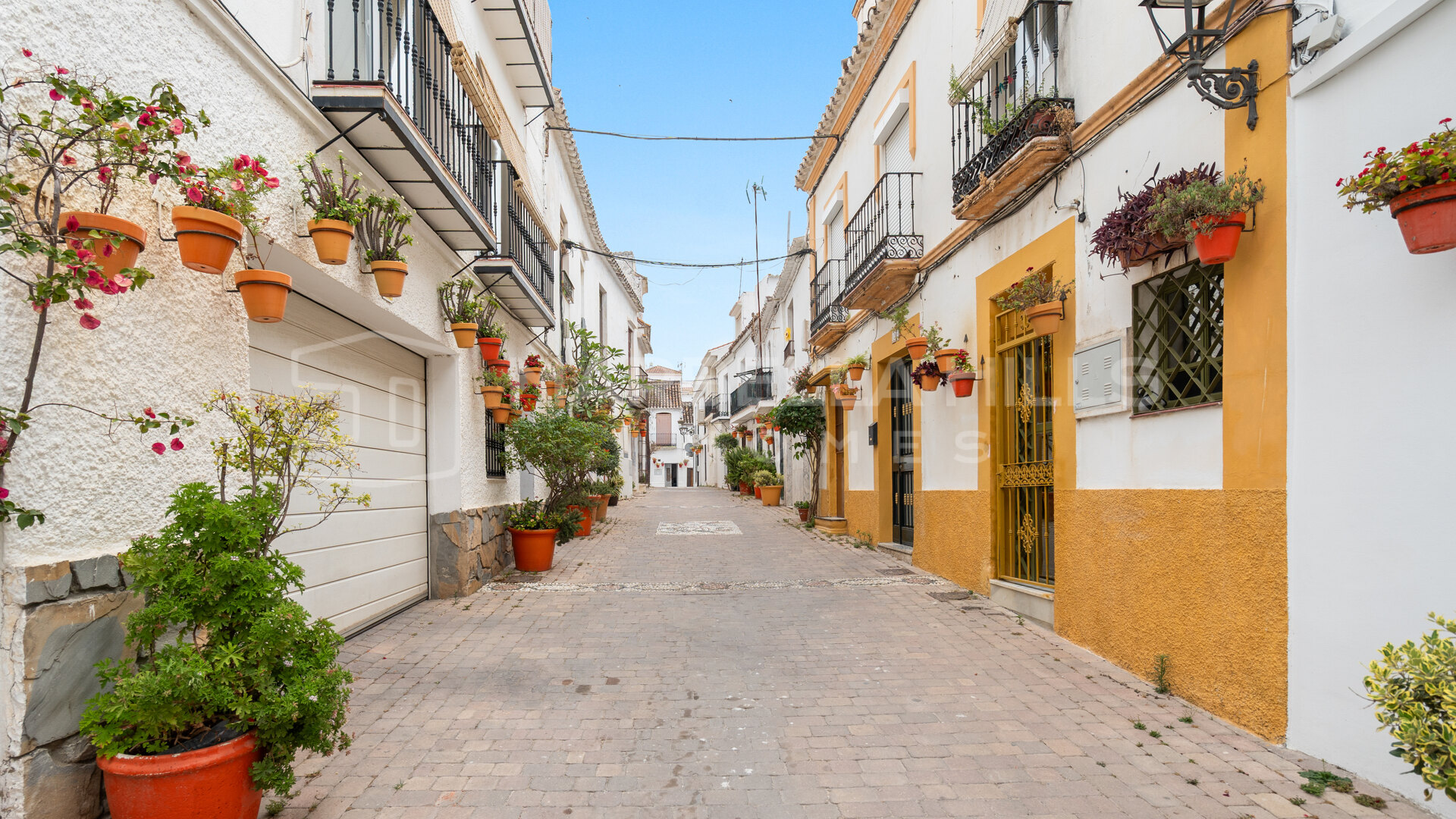 Maison de ville rénovée à vendre dans la vieille ville d’Estepona avec toit-terrasse