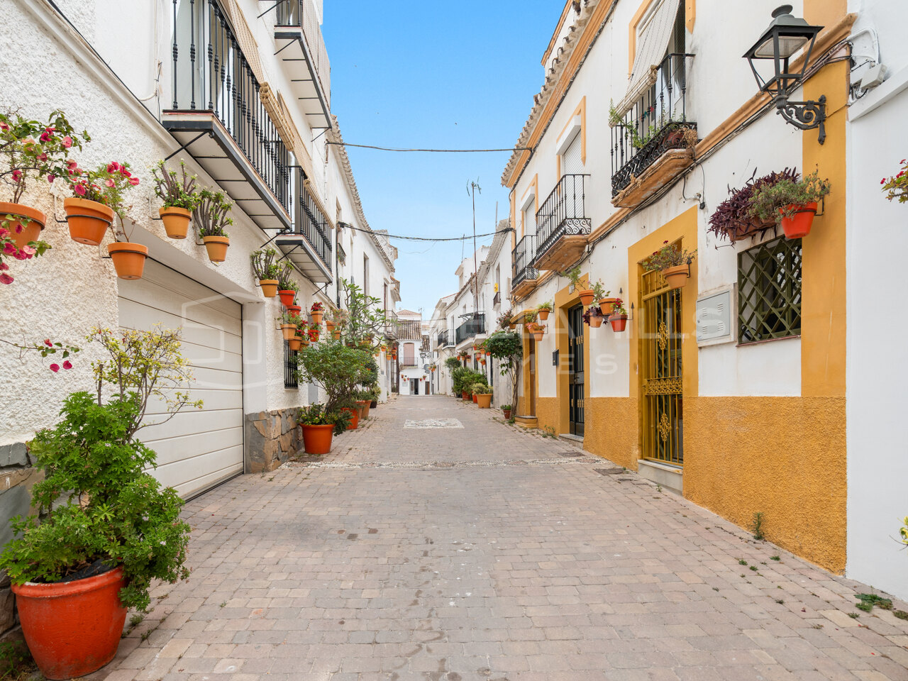 Maison de ville rénovée à vendre dans la vieille ville d’Estepona avec toit-terrasse