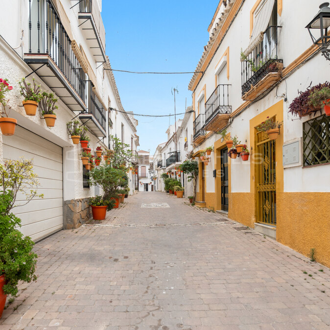Casa adosada reformada en venta en el Casco Antiguo de Estepona con azotea