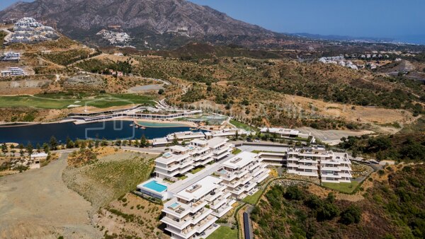 Contemporary 4-Bedroom Apartment for Sale in Real de La Quinta, Benahavís