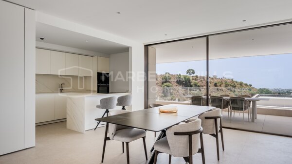 Contemporary 4-Bedroom Apartment for Sale in Real de La Quinta, Benahavís