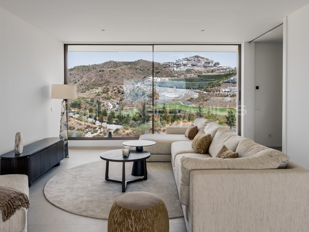 Contemporary 4-Bedroom Apartment for Sale in Real de La Quinta, Benahavís