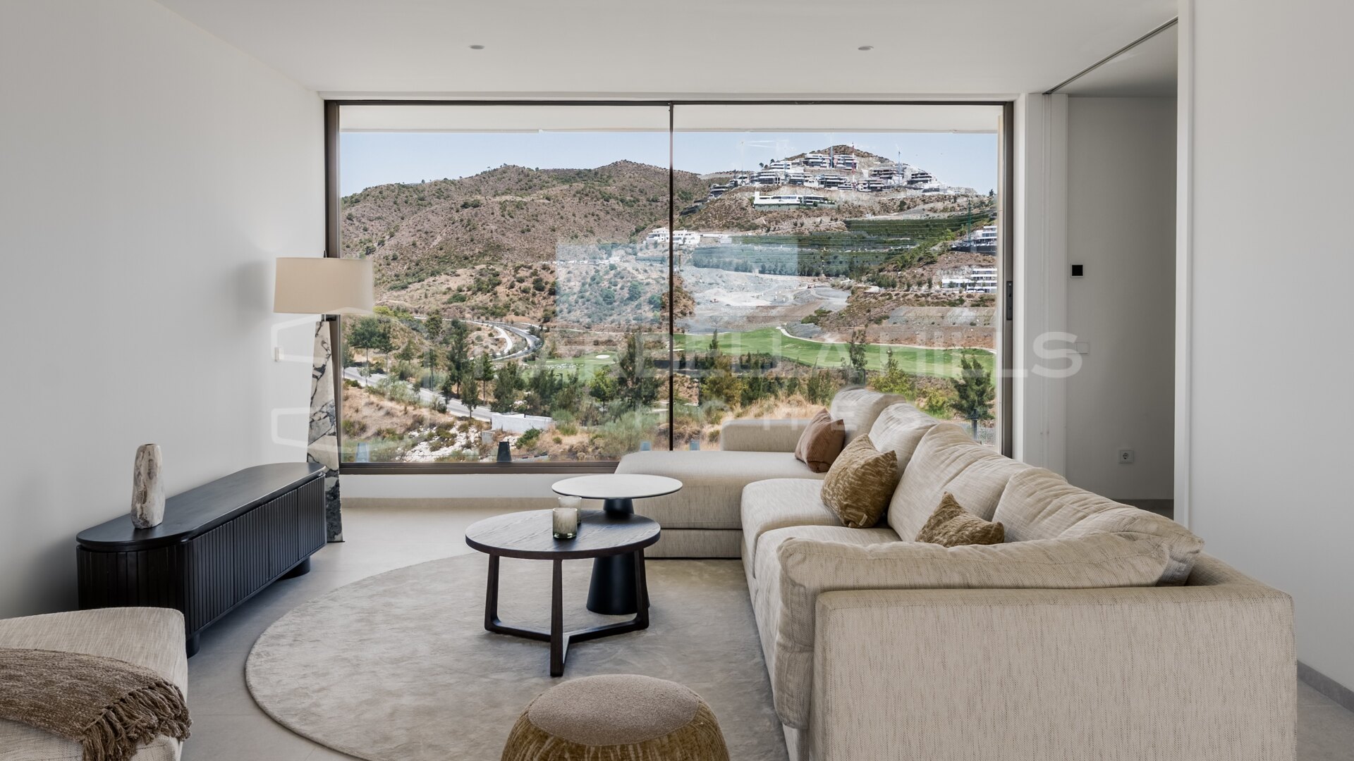 Contemporary 4-Bedroom Apartment for Sale in Real de La Quinta, Benahavís