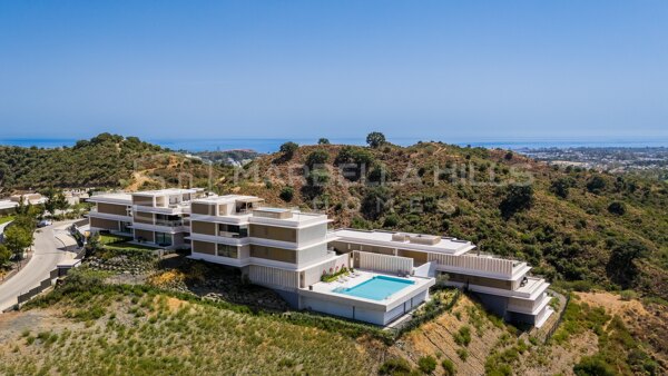 Contemporary 4-Bedroom Apartment for Sale in Real de La Quinta, Benahavís