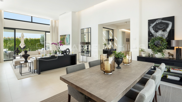 Villa contemporaine à vendre à Nueva Andalucía avec vues panoramiques sur la mer