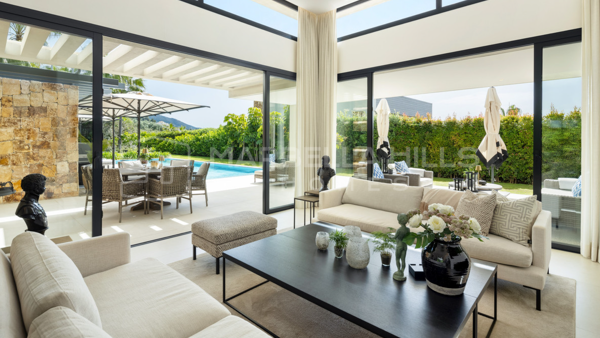Villa contemporaine à vendre à Nueva Andalucía avec vues panoramiques sur la mer