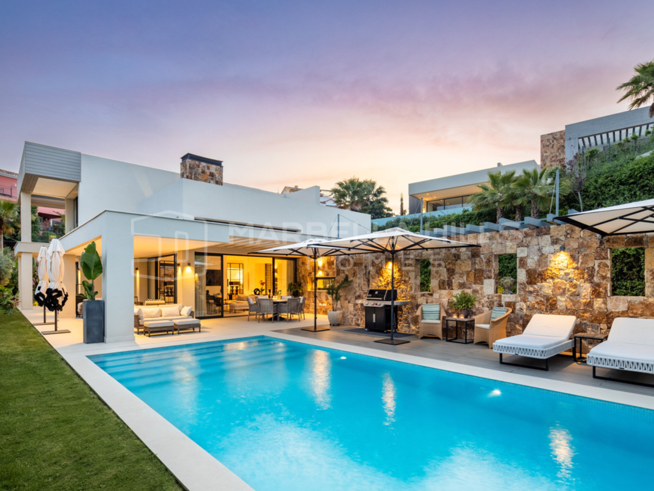 Villa contemporaine à vendre à Nueva Andalucía avec vues panoramiques sur la mer