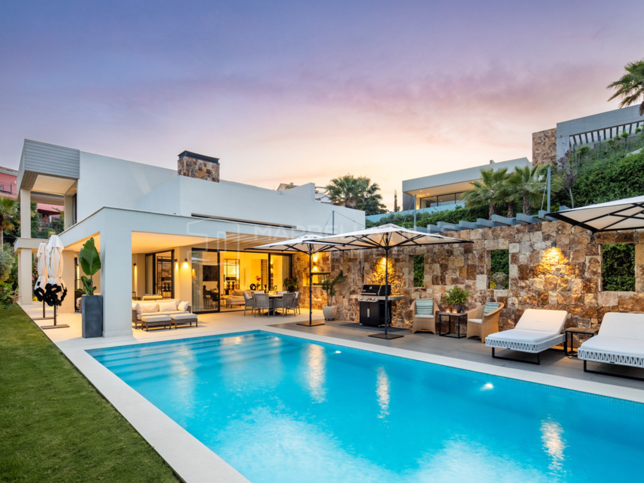 Villa contemporánea en venta en Nueva Andalucía con vistas panorámicas al mar