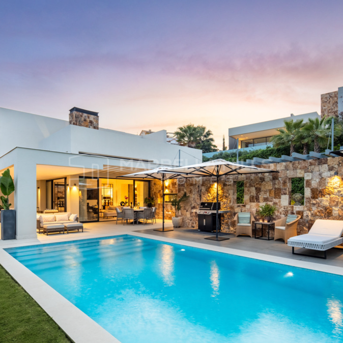 Villa contemporaine à vendre à Nueva Andalucía avec vues panoramiques sur la mer