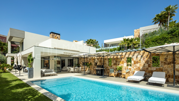 Villa contemporaine à vendre à Nueva Andalucía avec vues panoramiques sur la mer