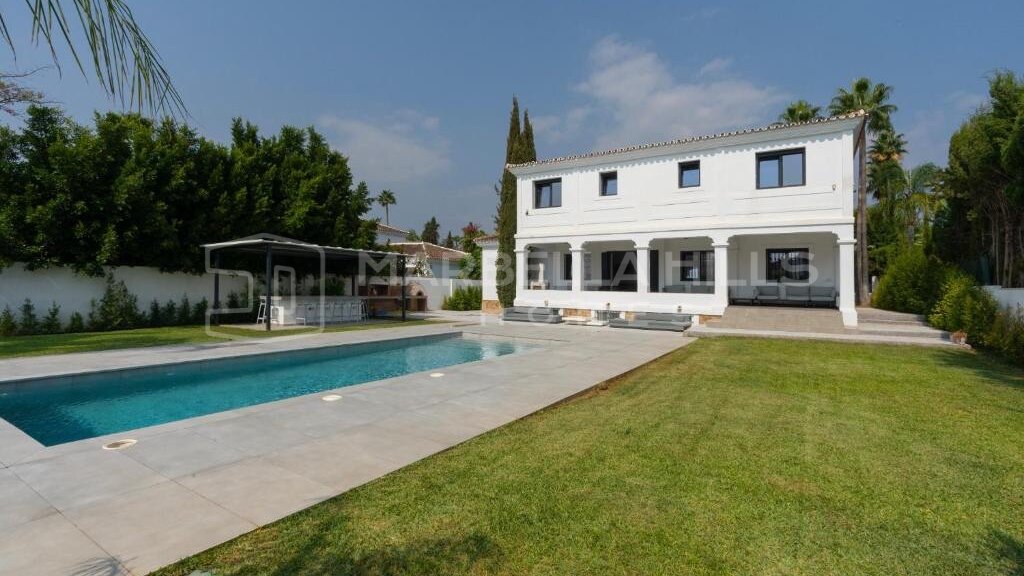 Villa mit sechs Schlafzimmern in Nueva Andalucía, Marbella