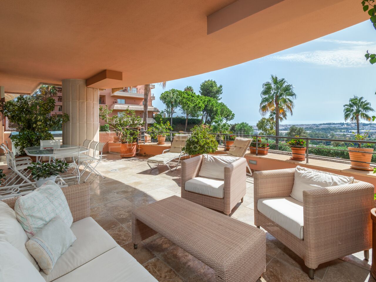 Spacious Apartment for Sale in Magna Marbella with Panoramic Sea and Golf Views