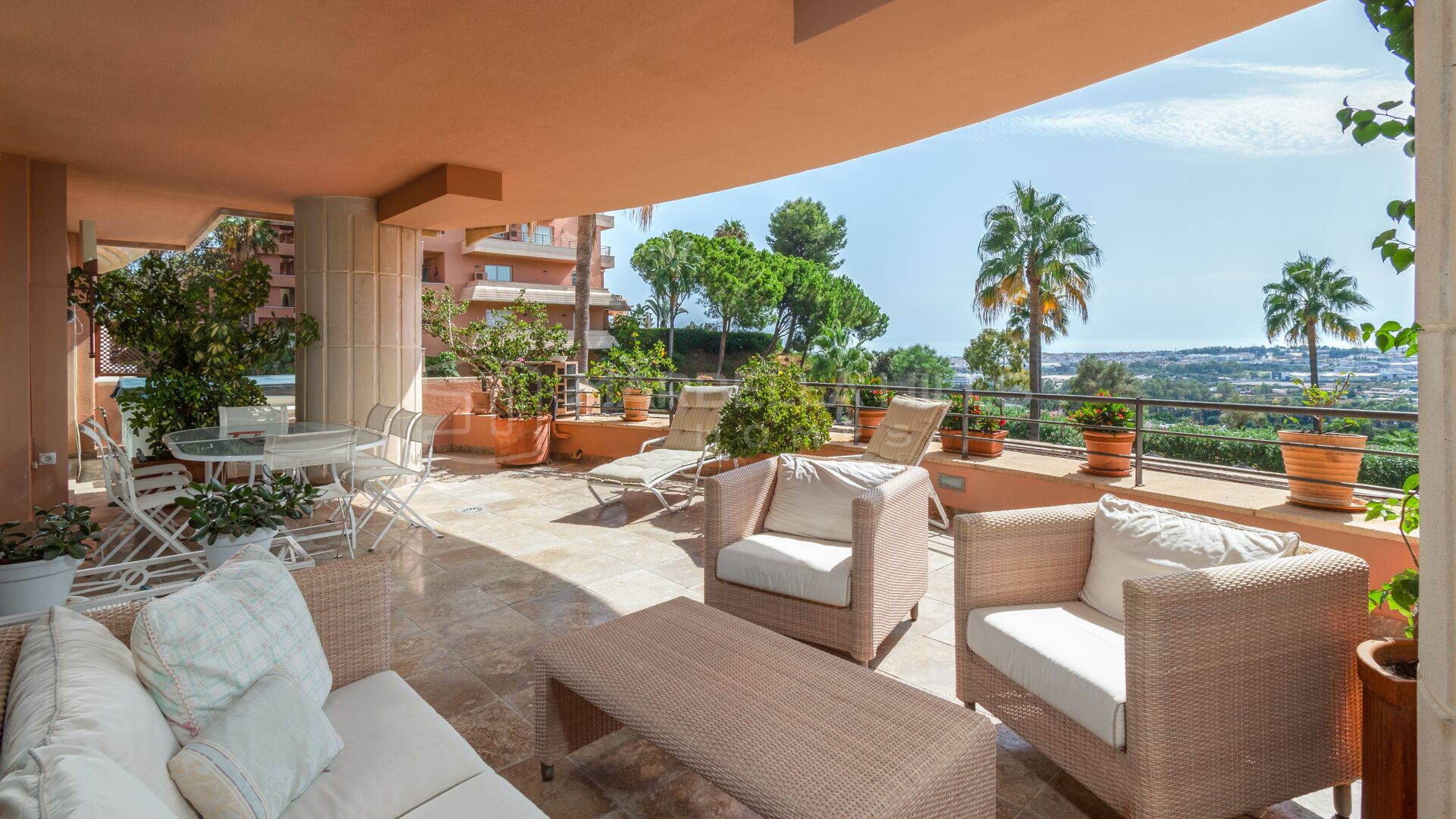 Amplio apartamento en venta en Magna Marbella con vistas panorámicas al mar y al golf